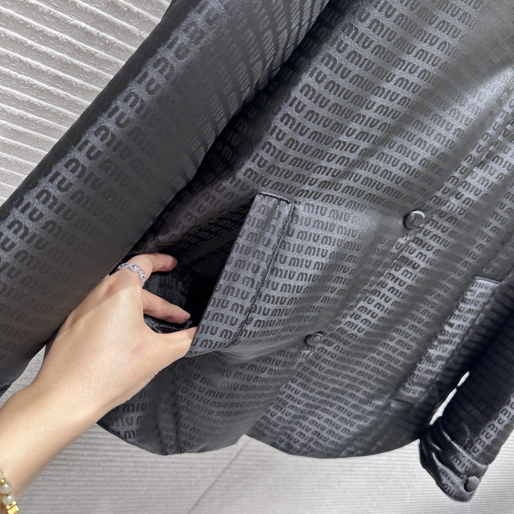 MIU MIU ロゴパネル オーバーサイズ ブラック - 画像 4