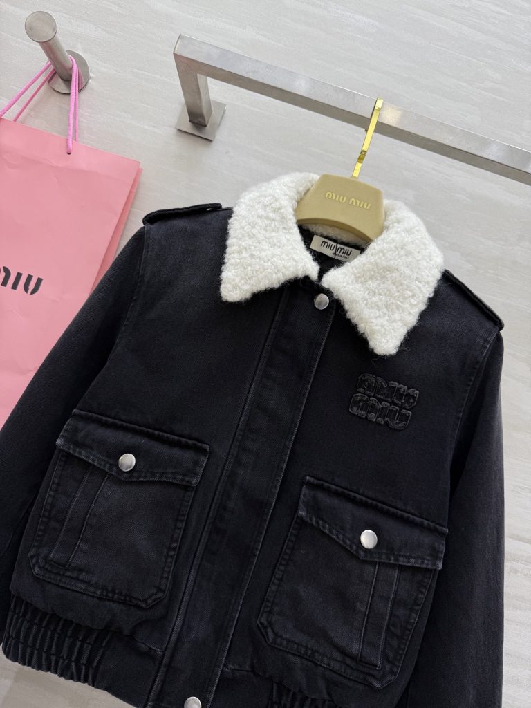 MIUMIU 460 オーバーコート デニム ロゴ刺繍 ふわふわラムレザー襟 黒 - 画像 2