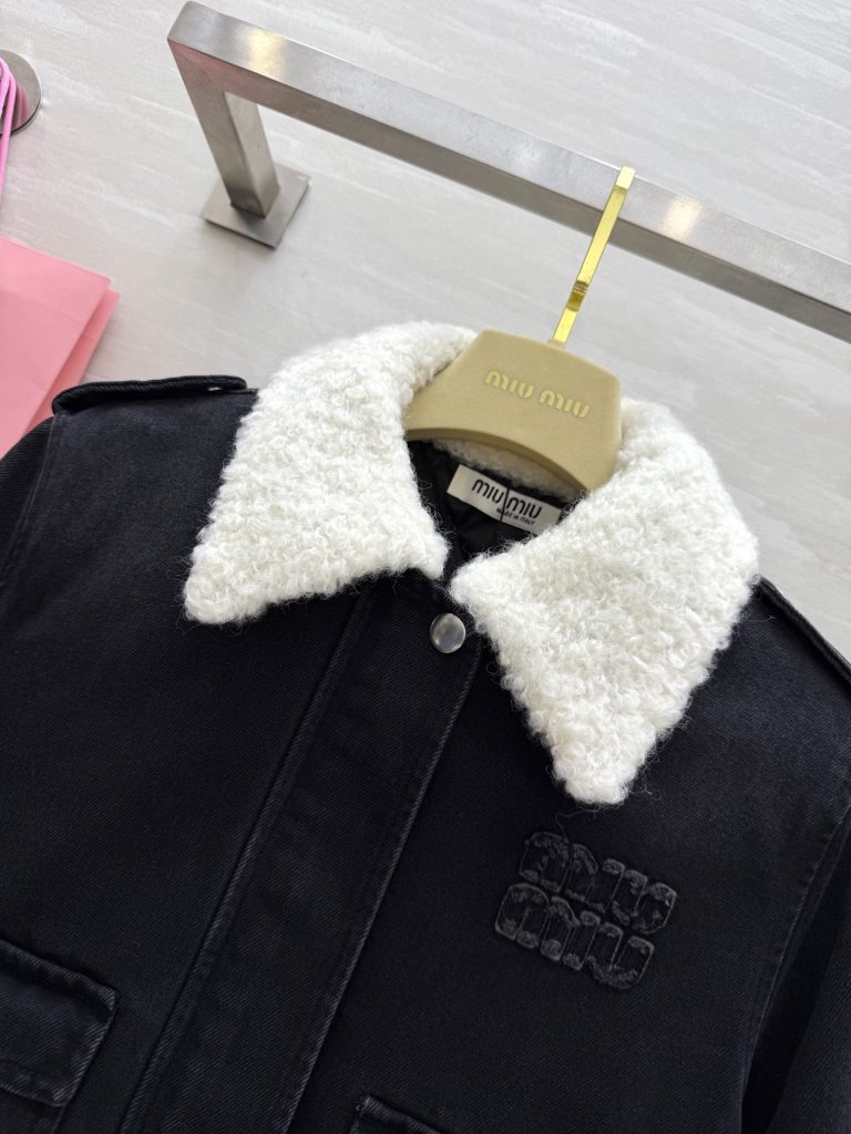 MIUMIU 460 オーバーコート デニム ロゴ刺繍 ふわふわラムレザー襟 黒 - 画像 4