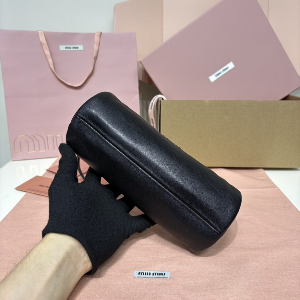 Miu Miu ショルダーバッグ ローラー型 軽量 黒 - 画像 4