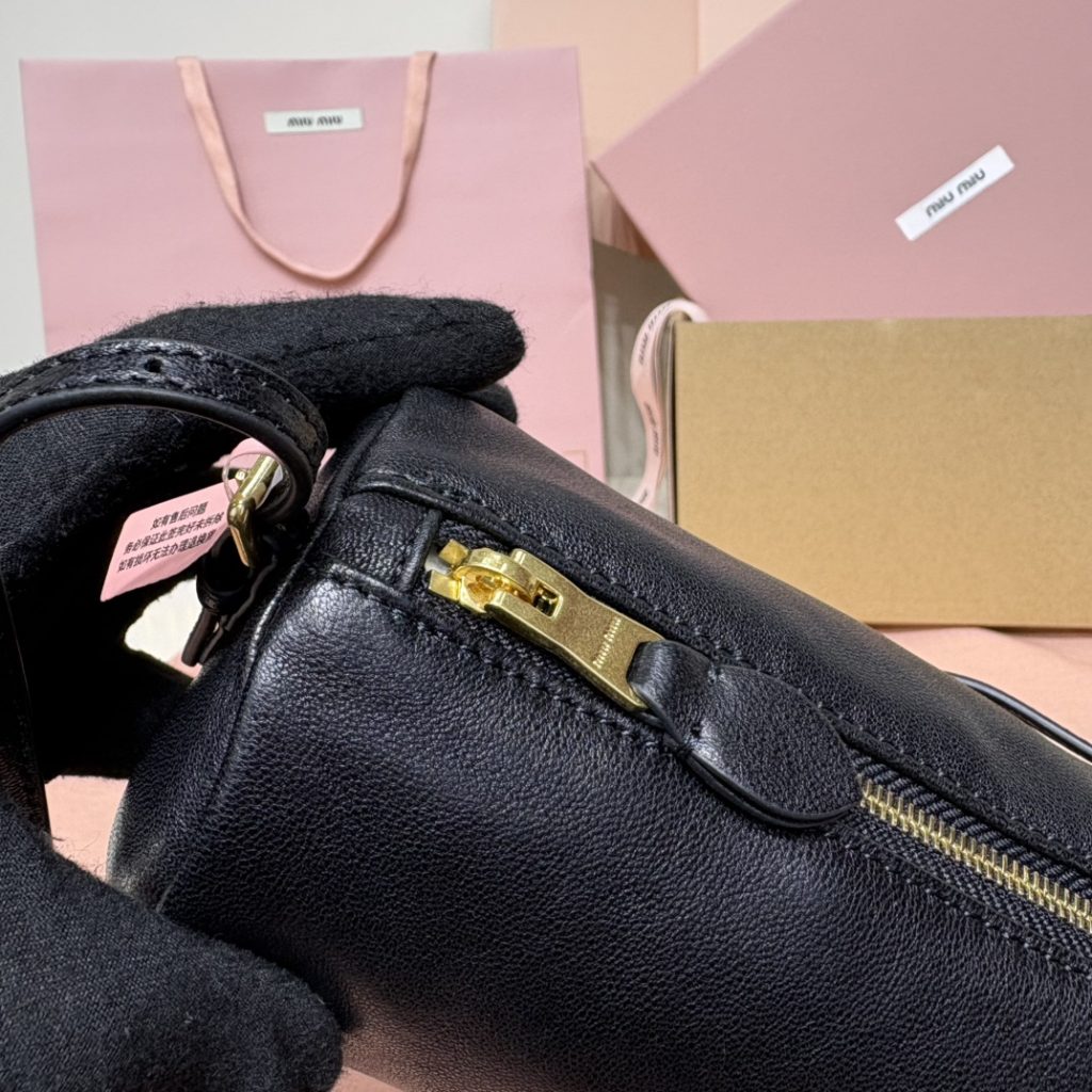 Miu Miu ショルダーバッグ ローラー型 軽量 黒 - 画像 6