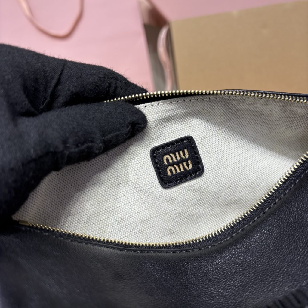 Miu Miu ショルダーバッグ ローラー型 軽量 黒 - 画像 8