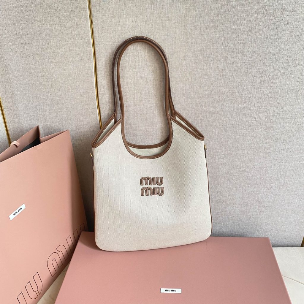 miu miu キャンバストートバッグ|軽量|ベージュ - 画像 2