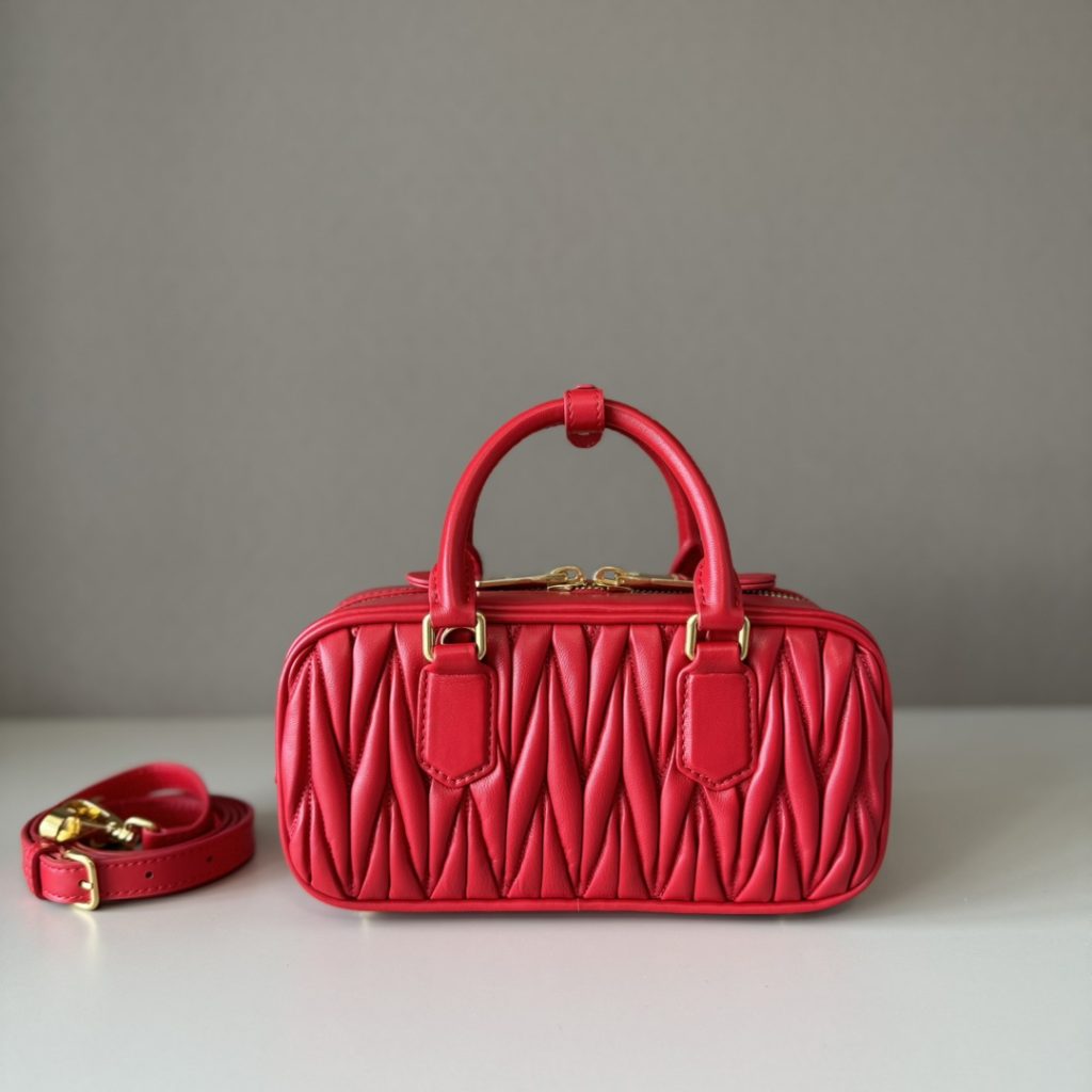 Miu Miu ミュウミュウ ブリーフケース ミニハンドバッグ 軽量 レッド 革製 - 画像 2