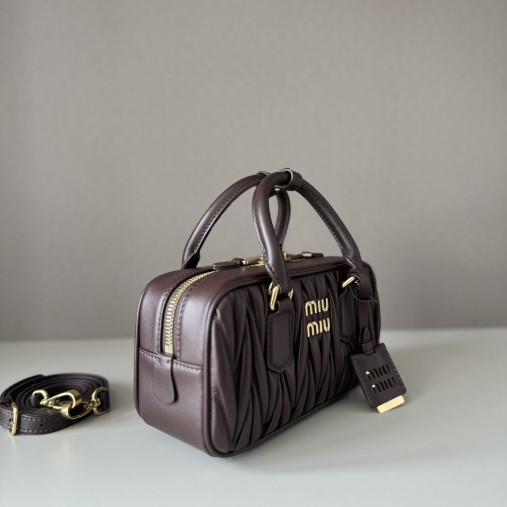 Miu Miu ミュウミュウ ショルダーバッグ プルアップ加工 ブラウン - 画像 2