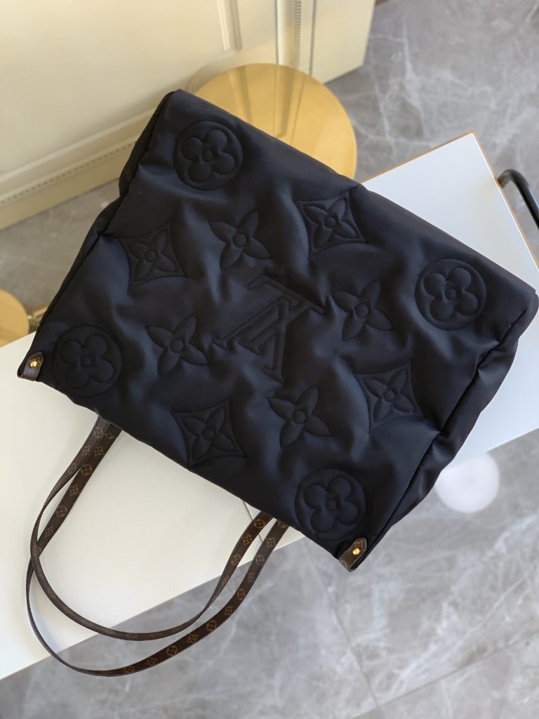 冬限定 LOUIS VUITTON　ルイヴィトン オンザゴー GM　ONTHEGO　ハンドバッグ2種　モノグラム　レディース　LVトートバッグ　プレゼント - 画像 3