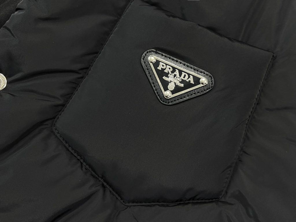 PRADA ダウンジャケット ミニサイズ トリコロールロゴ パッチ付き ブラック ホワイト レザートリム - 画像 3