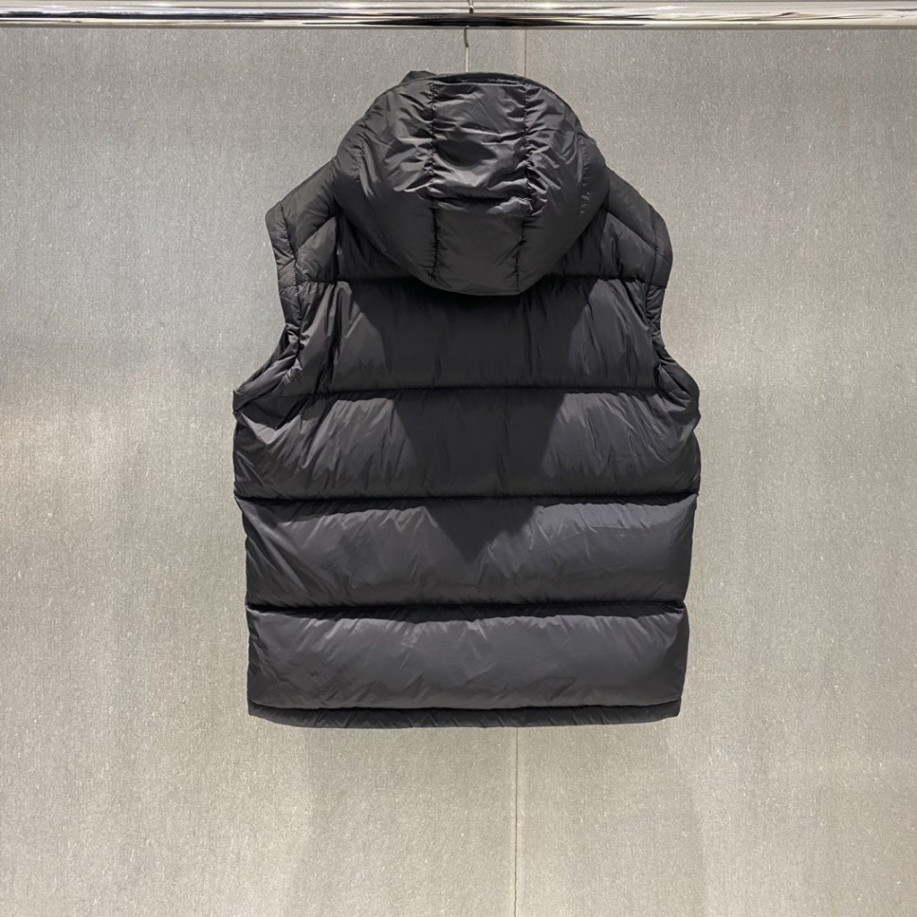 BALENCIAGA ダウンベスト フード付き プリントロゴ ミニサイズ ブラック レザー調 - 画像 3