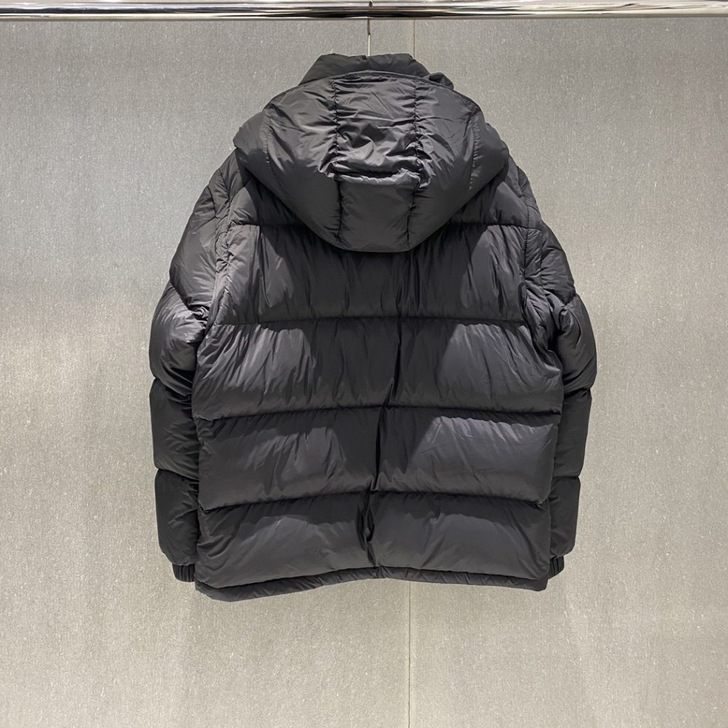 BALENCIAGA ダウンベスト フード付き プリントロゴ ミニサイズ ブラック レザー調 - 画像 5