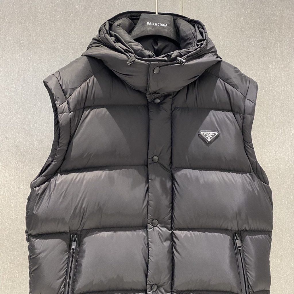 BALENCIAGA ダウンベスト フード付き プリントロゴ ミニサイズ ブラック レザー調 - 画像 7