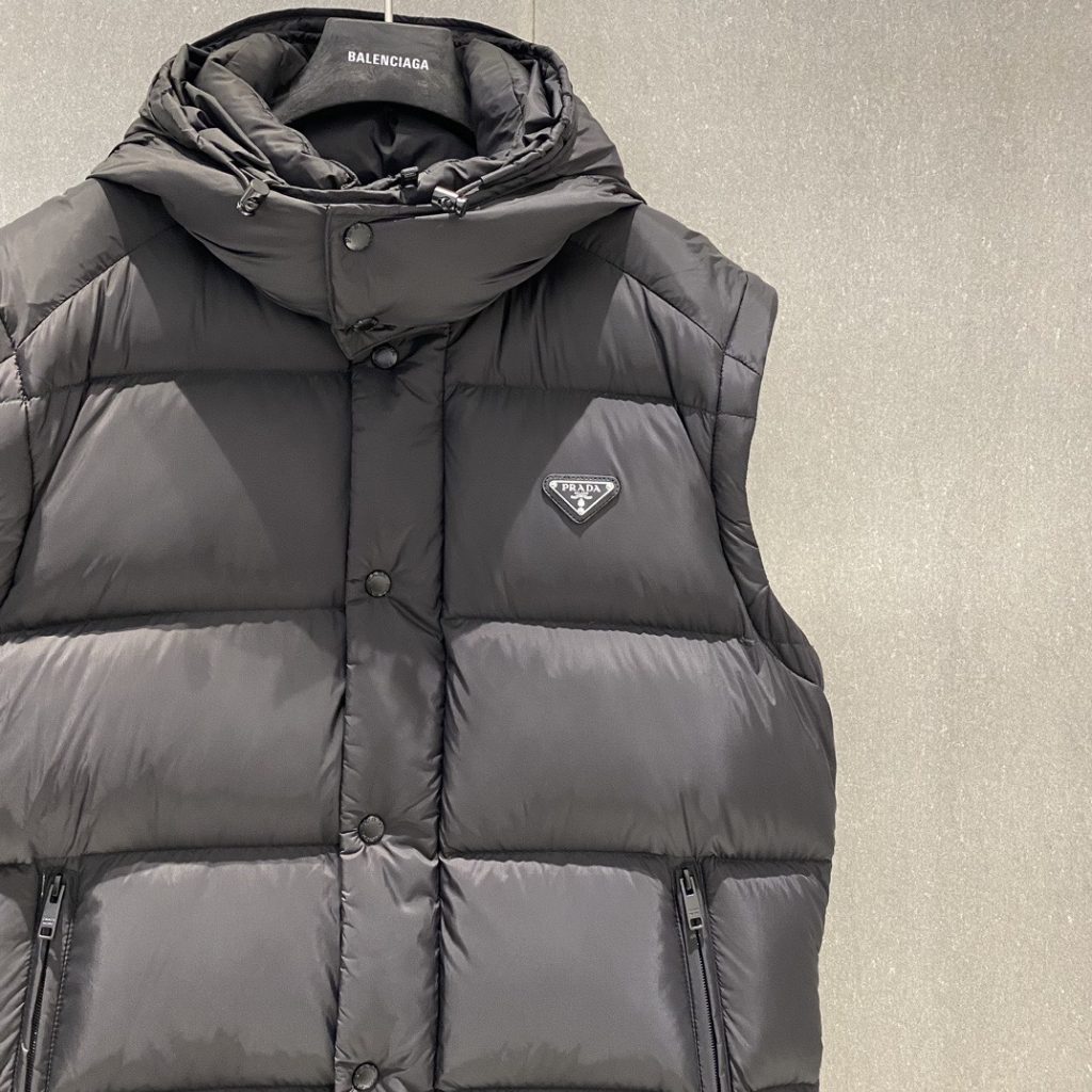 BALENCIAGA ダウンベスト フード付き プリントロゴ ミニサイズ ブラック レザー調 - 画像 8