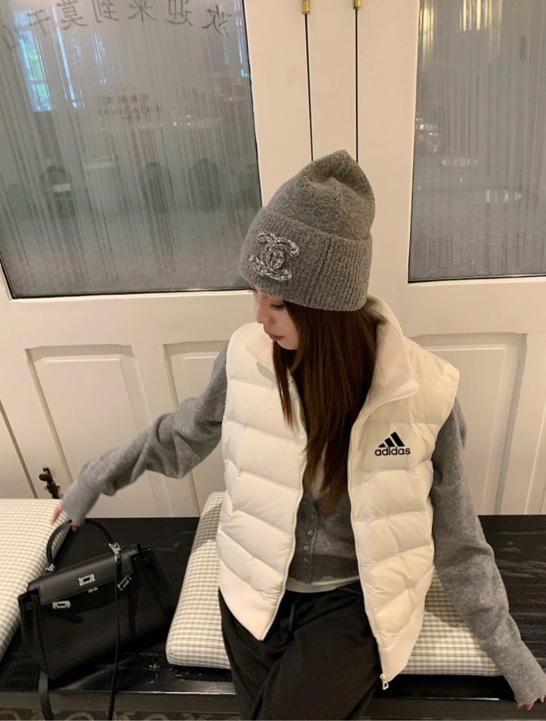 adidas ダウンベスト レディース 軽量 保温 カジュアル ホワイト - 画像 2