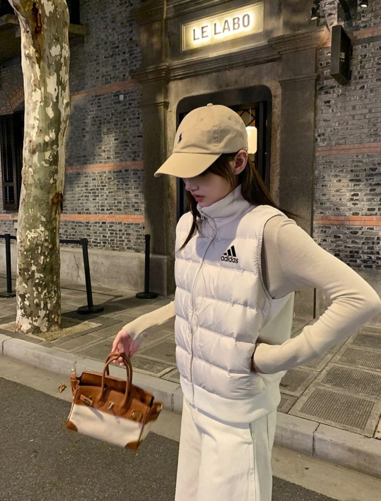 adidas ダウンベスト レディース 軽量 保温 カジュアル ホワイト - 画像 5