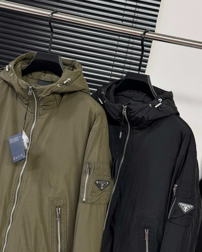 PRADA ダウンジャケット パーカー 90%ダウン 収納力抜群 ブラック ネイビー レザートリム - 画像 4