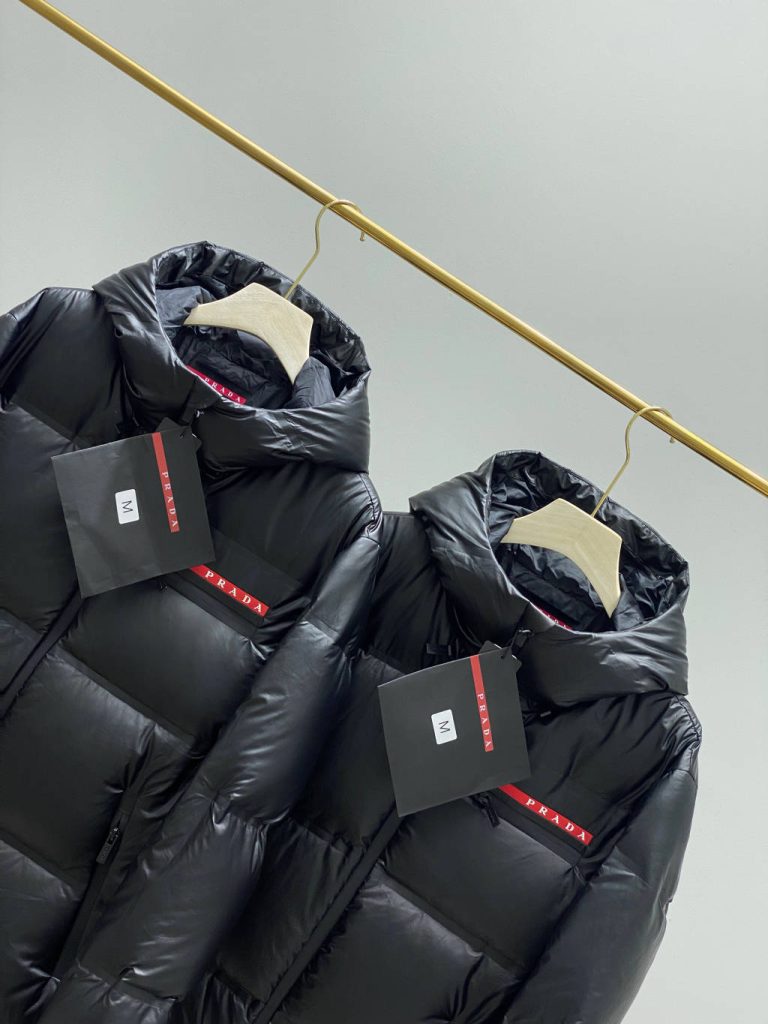 PRADA ダウンジャケット レッドロゴ 2WAY マイナス20度対応 グラフェンパッディング ブラック ポリエステル - 画像 2
