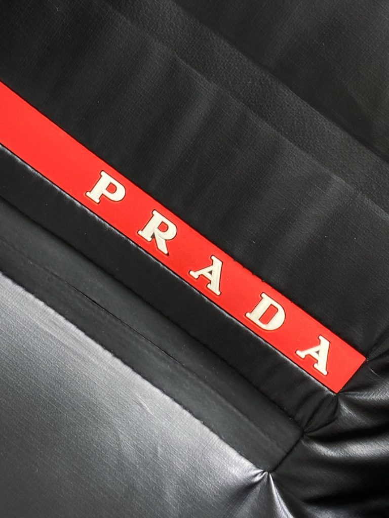 PRADA ダウンジャケット レッドロゴ 2WAY マイナス20度対応 グラフェンパッディング ブラック ポリエステル - 画像 4