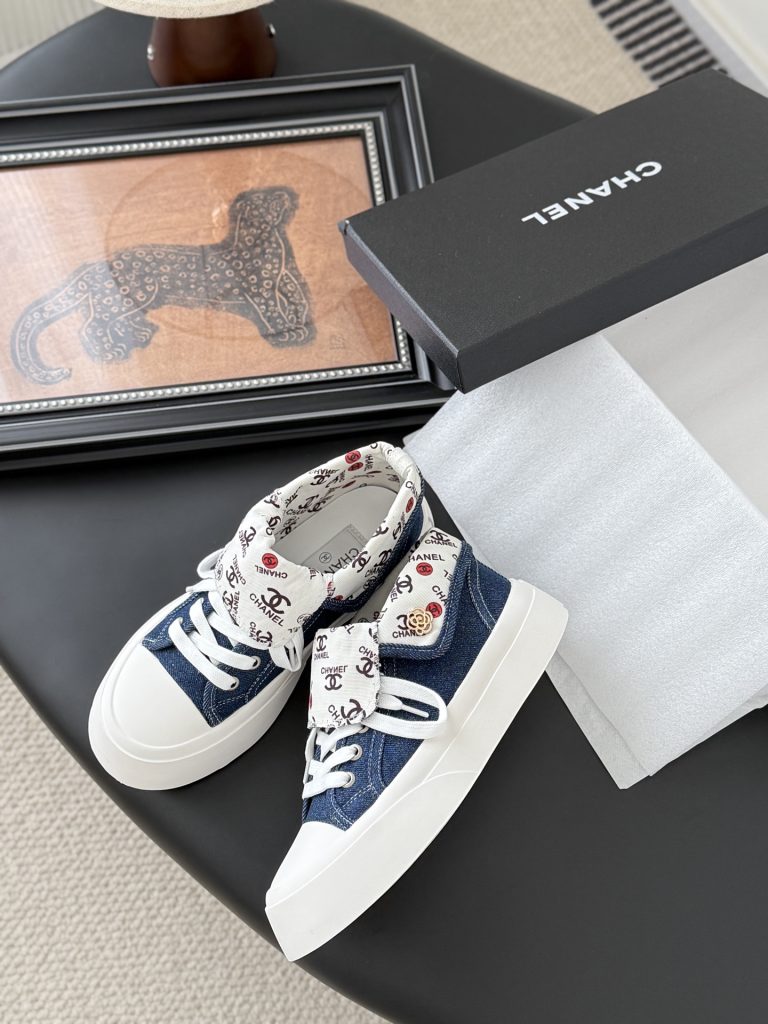 CHANEL シューズ レディース メンズ 兼用 靴下にロゴプリント デニム ホワイト ブルー ファッションスニーカー 通勤 通学 旅 2WAY 丸洗いOK 黒 白 ベージュ - 画像 4