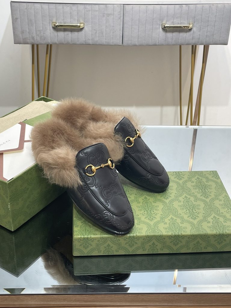 GUCCI グッチ フラットシューズ 本革 軽量 ファー付き ブラック｜雨の日に予算内で見たいポイント