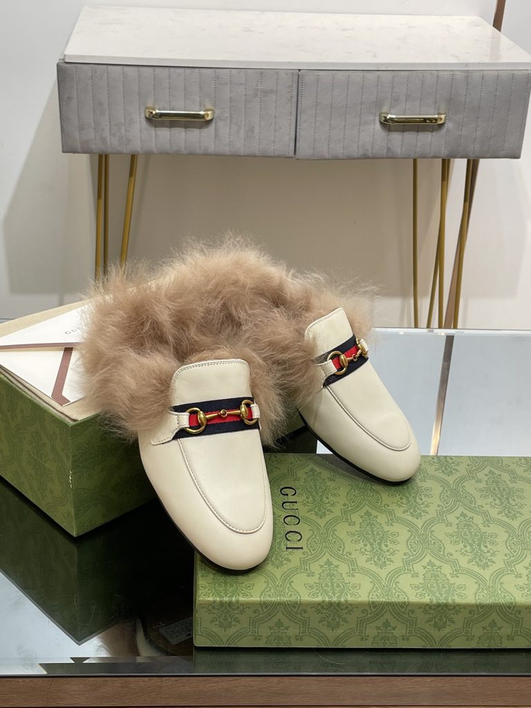 GUCCI グッチ フラットシューズ 本革 軽量 ファー付き ブラック｜雨の日に予算内で見たいポイント