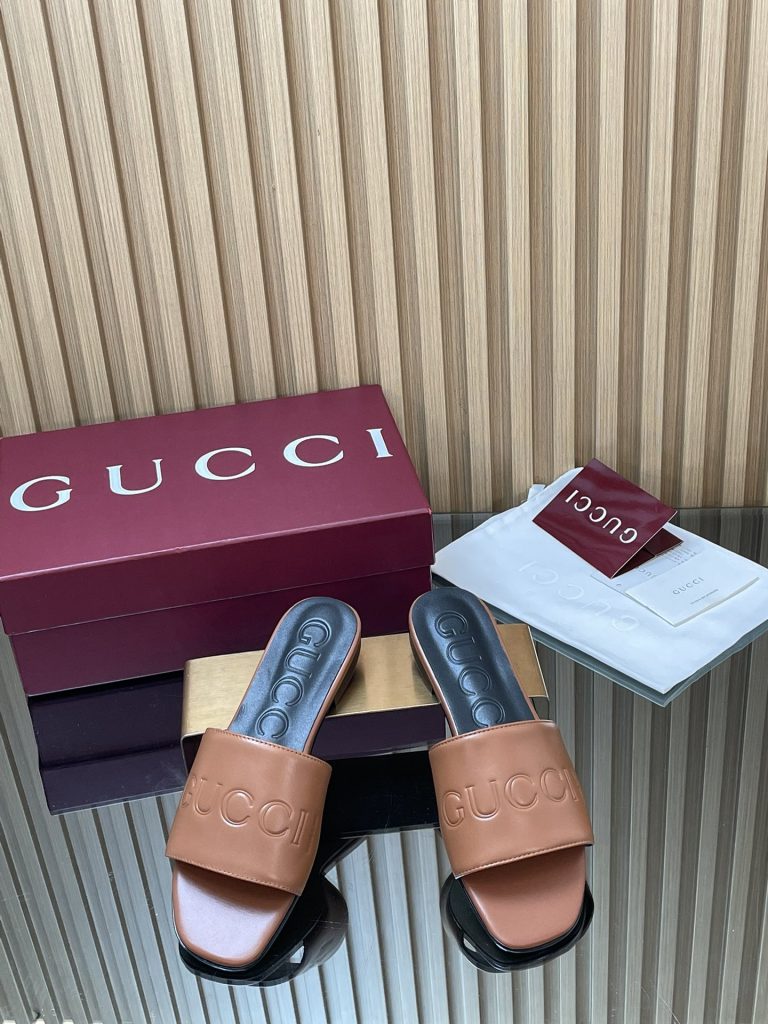 家族との外出で見るGUCCIの靴の上着との相性