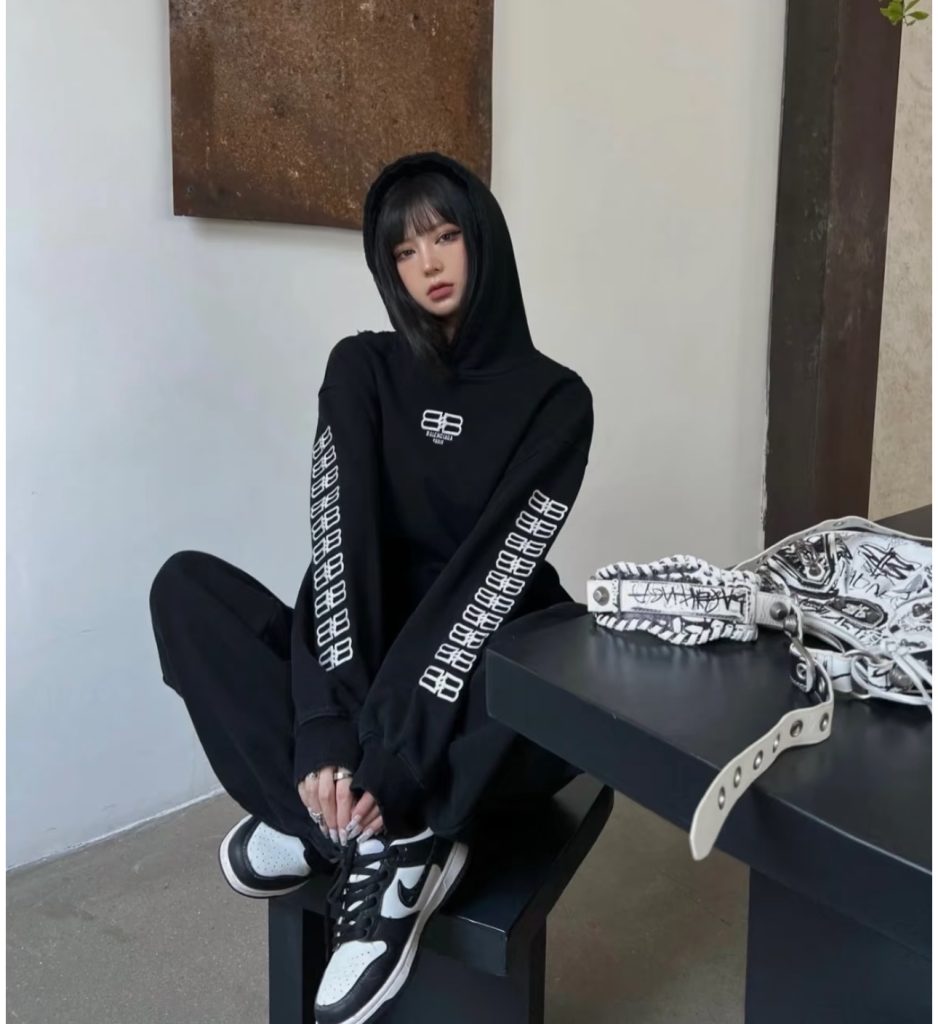 BALENCIAGA バレンシアガ フード付きスweatshirt ファッション ブランドロ…|旅行に使いやすいファッションアイテムを写真…