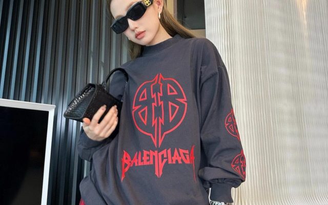 街歩きで使いやすいブランドアイテムのTシャツを写真で確認