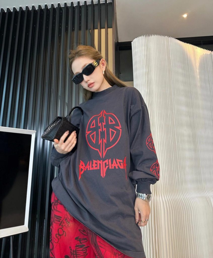 街歩きで使いやすいブランドアイテムのTシャツを写真で確認