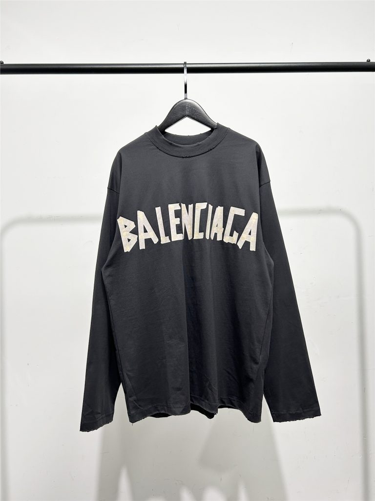 黒Tシャツを写真で見る、休日の服装に合わせるバレンシアガ