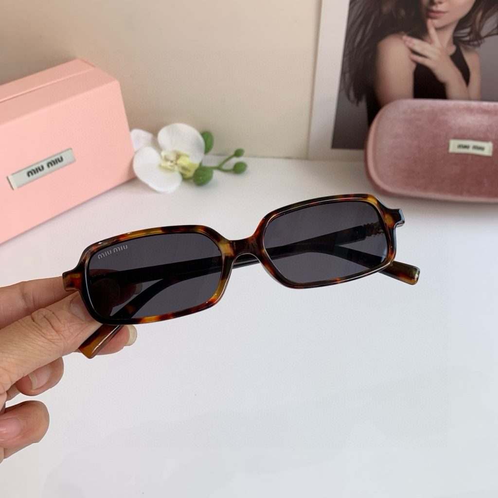 MIU MIU ミウミウ サングラス レディース 小顔効果 フラットシェイプ ブラウン ブラック 2色展開 - 画像 4