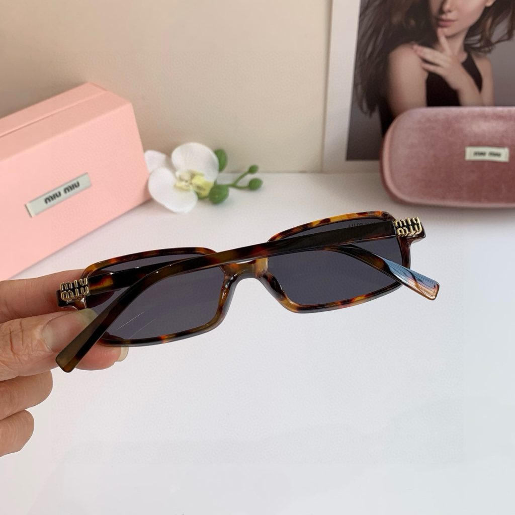MIU MIU ミウミウ サングラス レディース 小顔効果 フラットシェイプ ブラウン ブラック 2色展開 - 画像 7