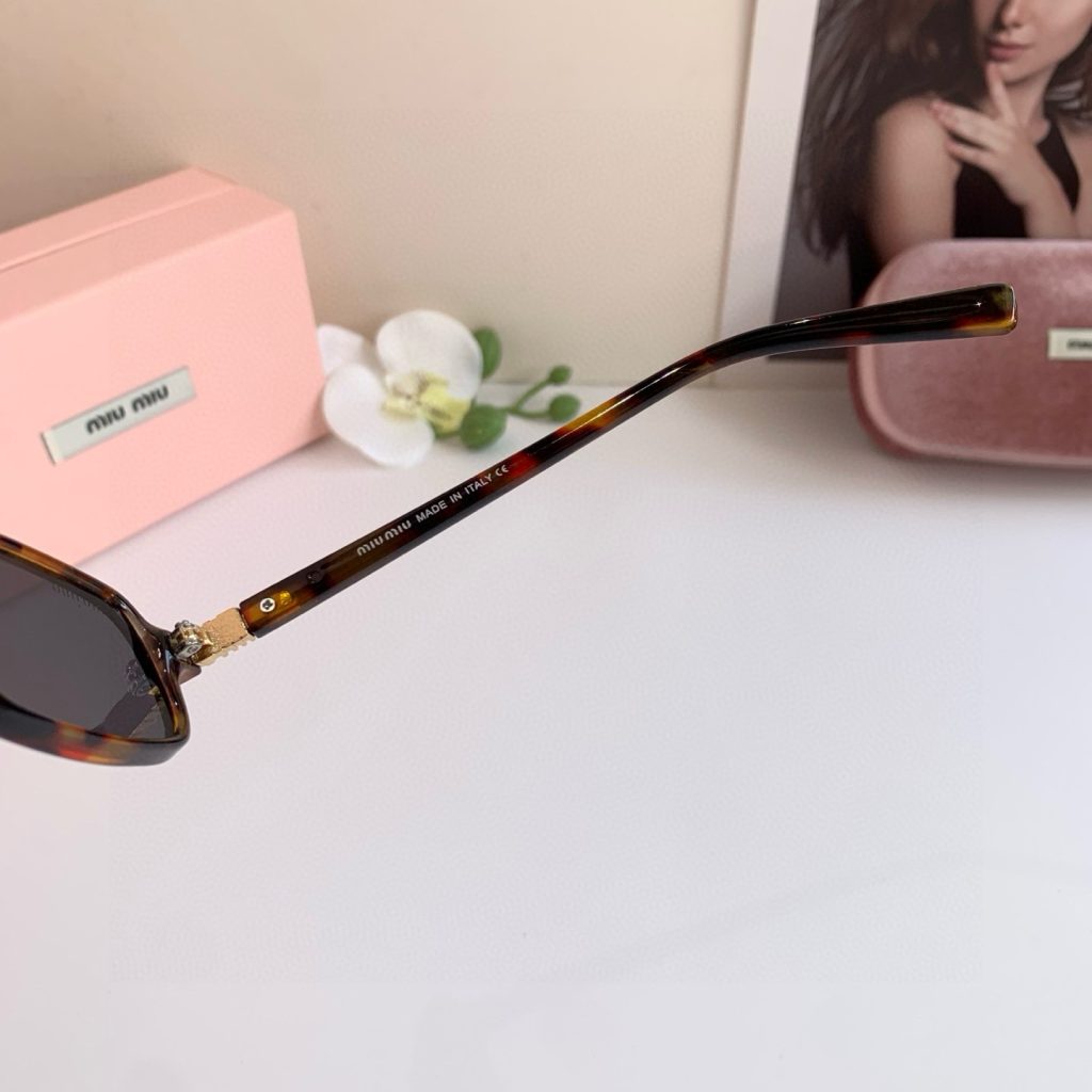 MIU MIU ミウミウ サングラス レディース 小顔効果 フラットシェイプ ブラウン ブラック 2色展開 - 画像 8