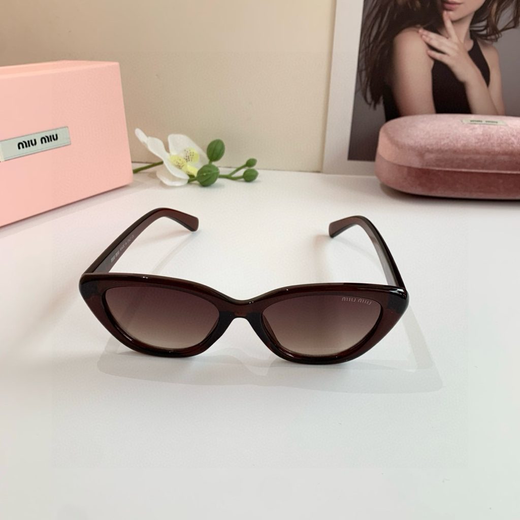 MIU MIU ミウミウ サングラス フレーム:猫目型 サングラス 多色展開 レディース 遮光 大人気 高級感 通勤 ゴールドロゴ - 画像 6