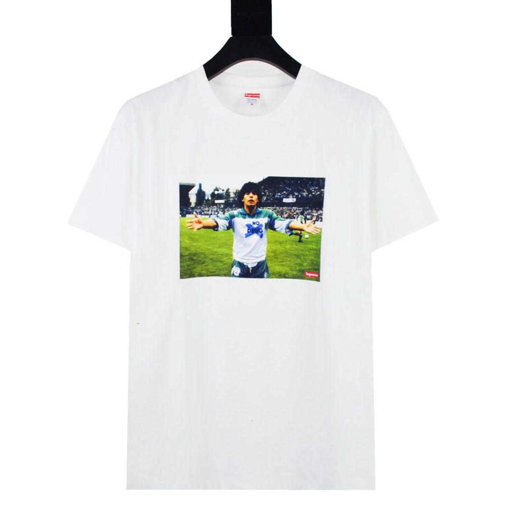 SUPREME スーパーイエロー マラドーナTシャツ ホワイト ブラック ファッション｜通勤の日に使いやすさを写真で整理
