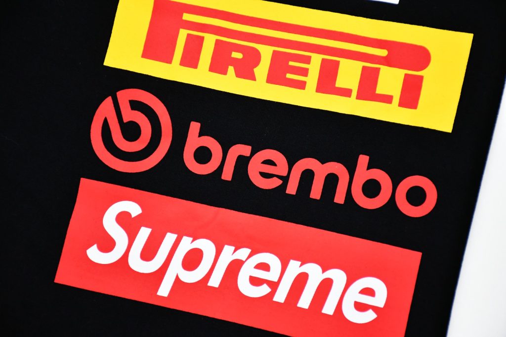 Supreme スュプリーム ロゴTシャツ ブラック ホワイト 全2色 - 画像 2