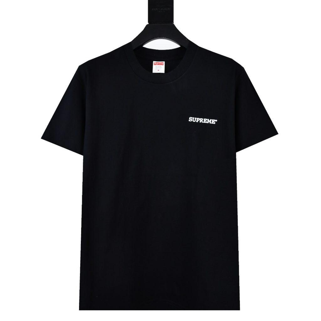 ブラック・ホワイトのパッチワークTシャツを普段着に合わせる