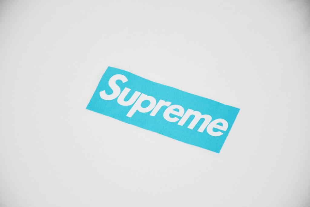 Supreme スュプリーム ロゴTシャツ バンダナ スーパー コラボ Tシャツ フロントロゴ 1枚 1色展開 - 画像 5