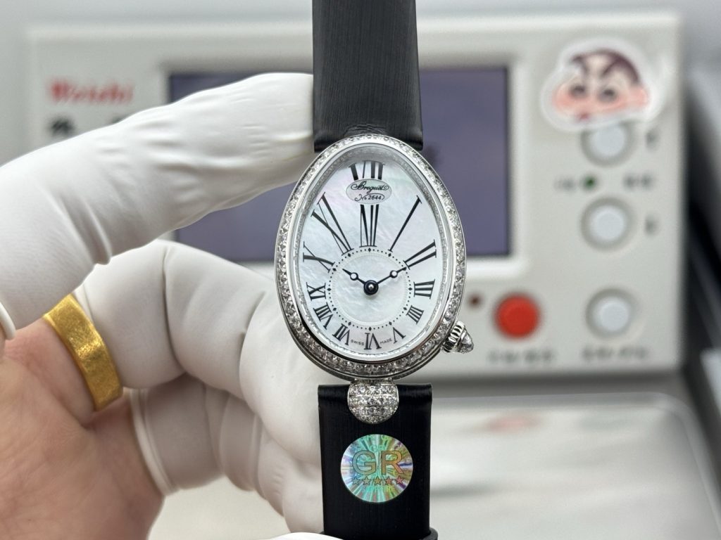 BREGUET ブルゲー レディース 腕時計 オーバル型 本革 ブラック｜仕事で使いやすい腕時計を写真で確認