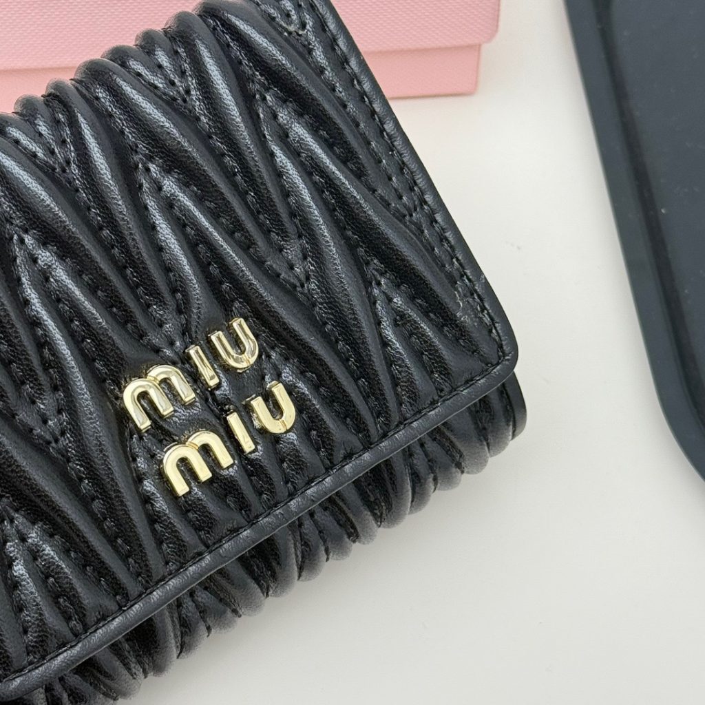 miumiu ミュウミュウ ミニ財布 本革仕様 ファンシーデザイン 黒 11.5*10*3 - 画像 5