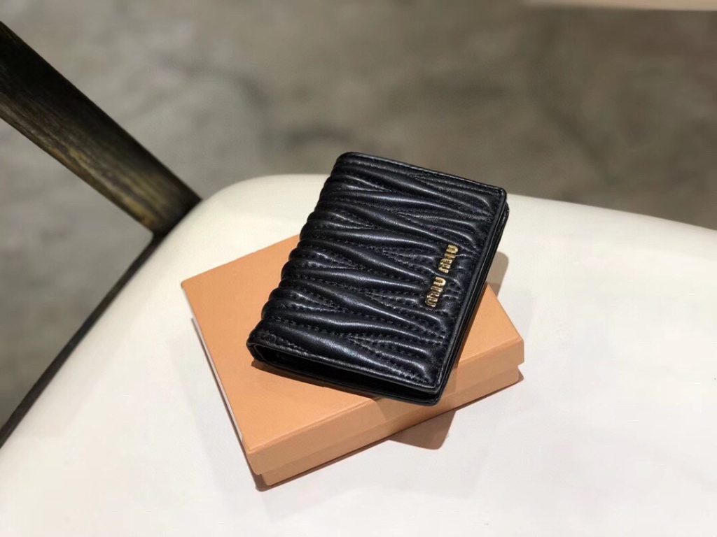 Miu Miu ミウミウ 財布 ミニ 軽量 本革仕様 ミニ財布 ブラック - 画像 2