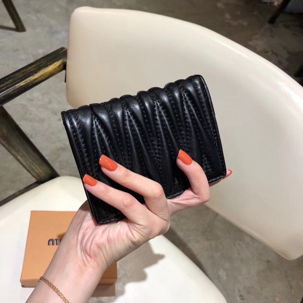 Miu Miu ミウミウ 財布 ミニ 軽量 本革仕様 ミニ財布 ブラック - 画像 4