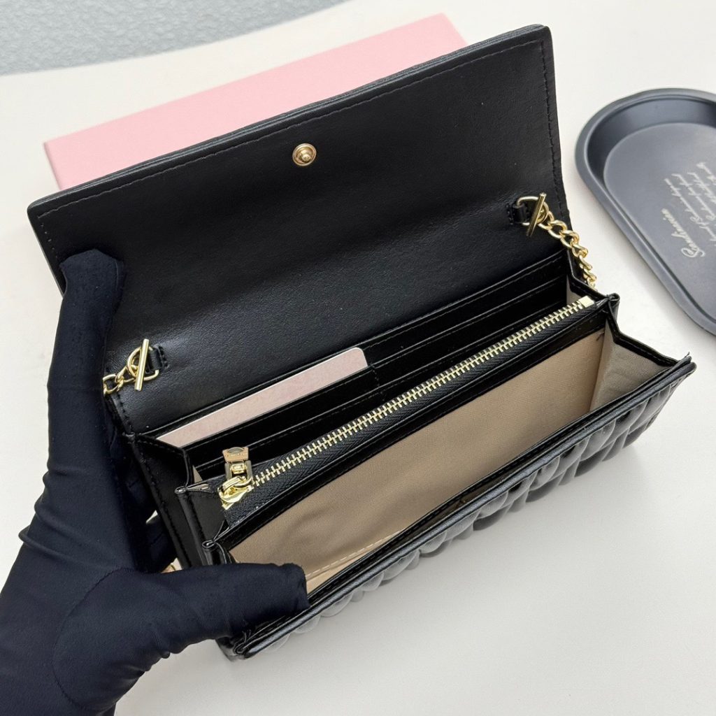 Miu Miu ミウミウ ミニ財布 プリーツデザイン ブラック - 画像 8