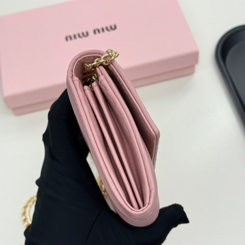 MIU MIU ミウミウ ミニショルダーバッグ 長財布風 高級小羊革 本革 3色展開 - 画像 6
