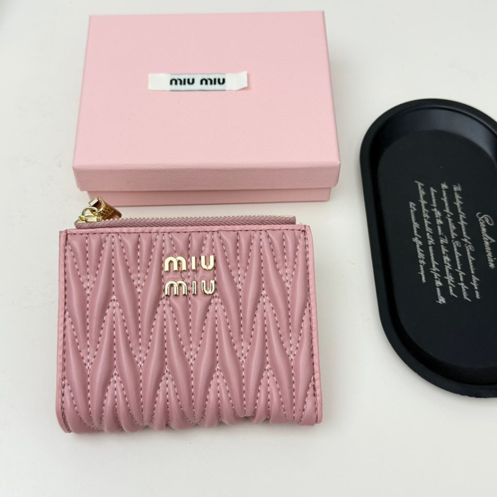 MIU ミウミウ ウェーブ型リボンジッパー財布 ピンク 財布・小物｜ランチの日に写真で選び方を確認