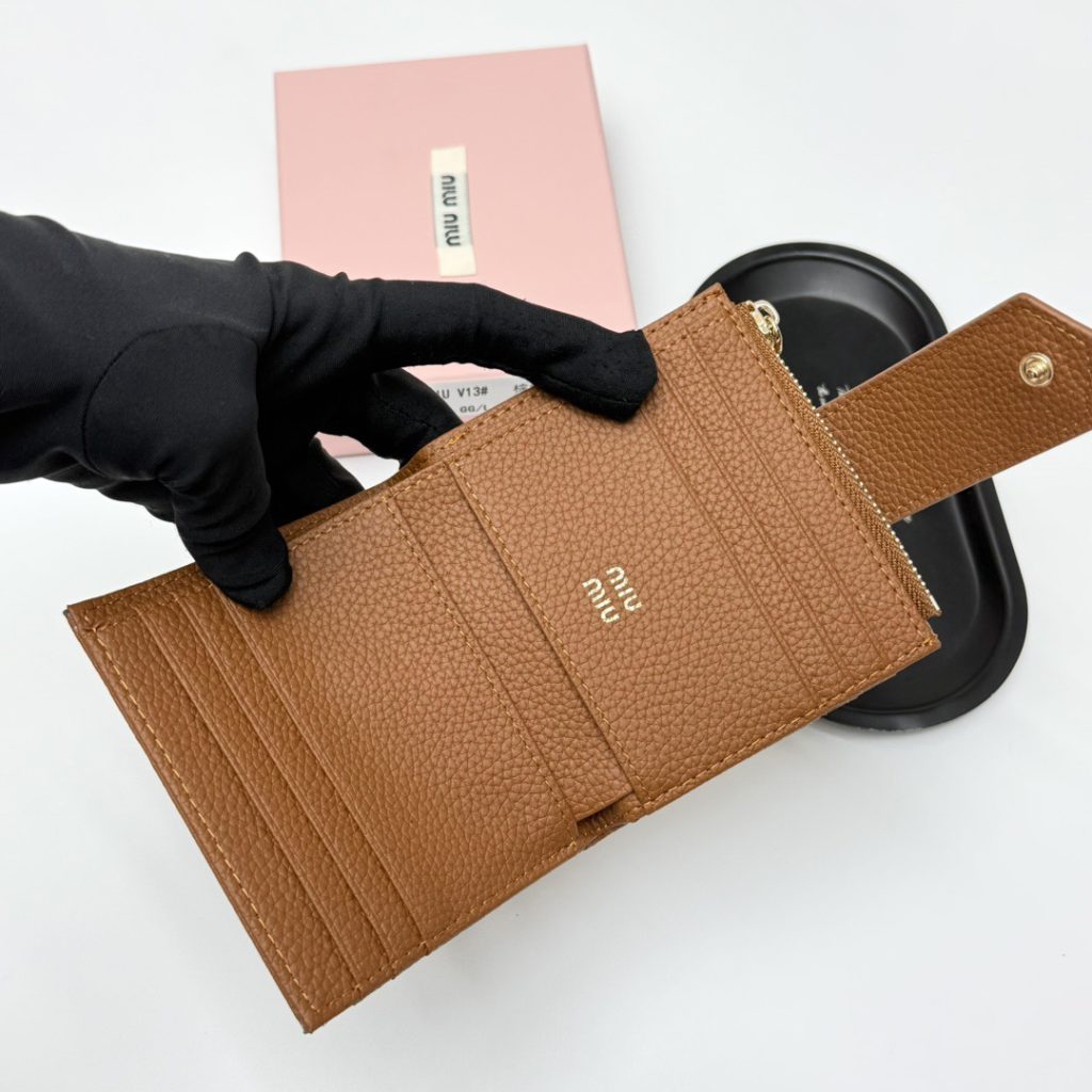 MIU MIU ミウミウ 財布 ミニウォレット 黒 棕 11.5*10*3 - 画像 5