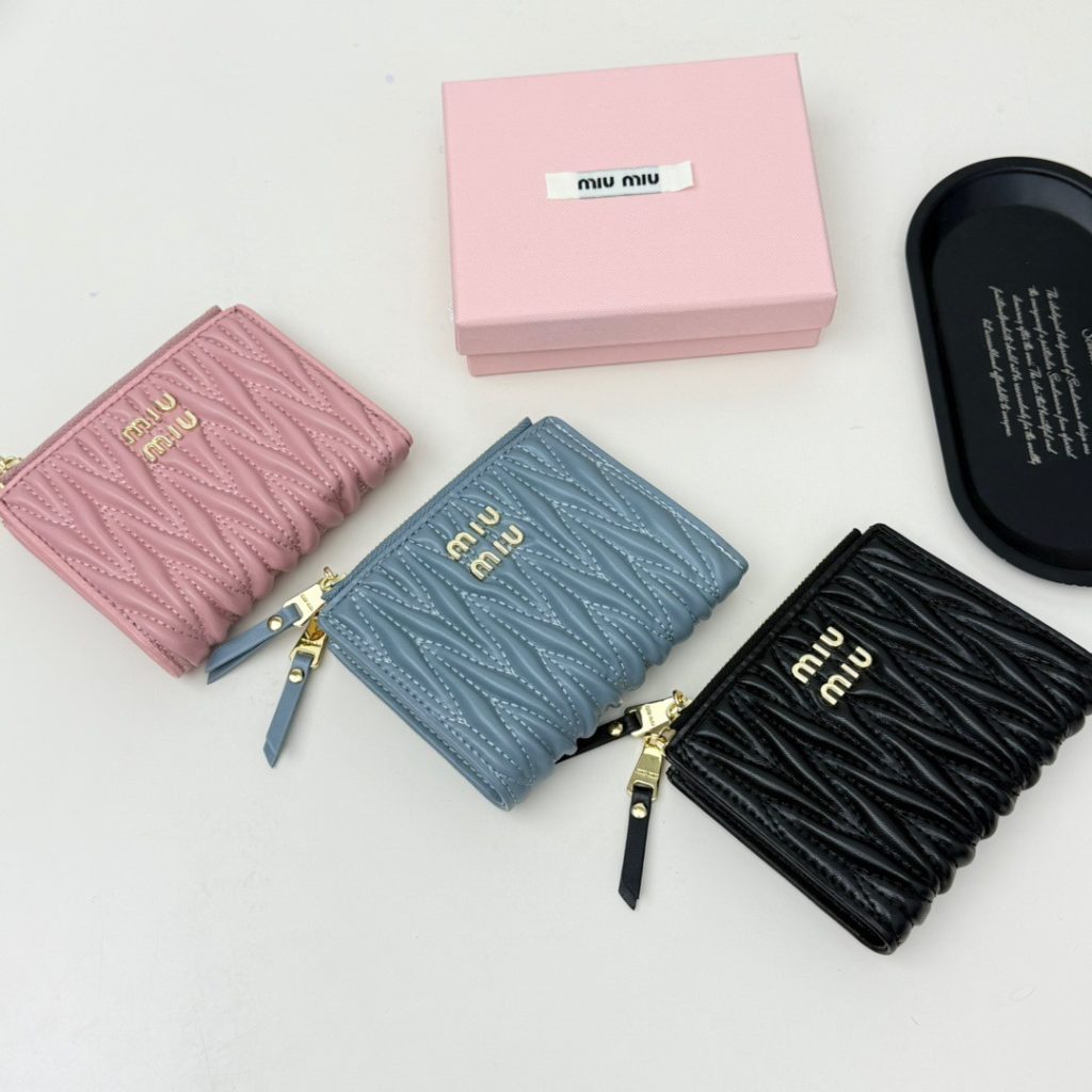 MIU ミュウミュウ ウエーブデザイン 財布 ブラック ピンク 財布・小物｜ギフト選びで予算内で見たいポイント