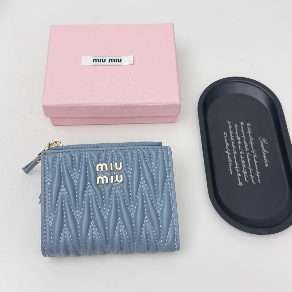 Miu Miu ミュウミュウ ウエーブデザイン 財布 ブラック ピンク ブルー 全3色展開 - 画像 2