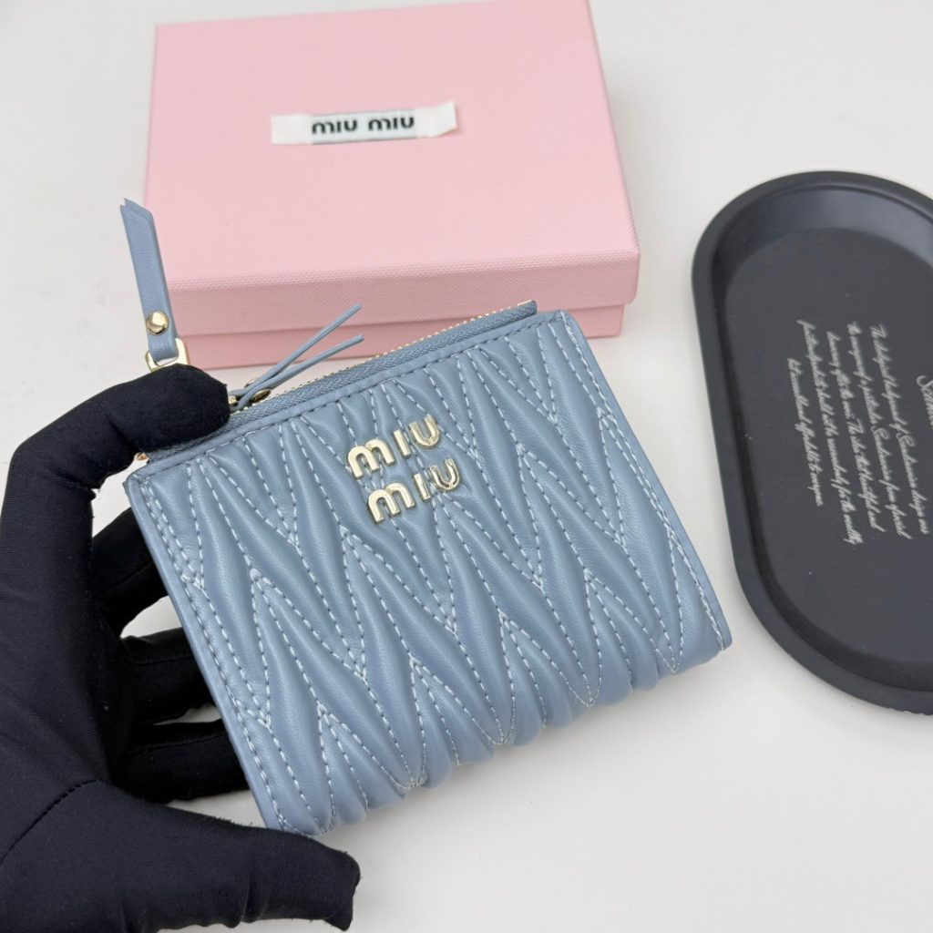 Miu Miu ミュウミュウ ウエーブデザイン 財布 ブラック ピンク ブルー 全3色展開 - 画像 5