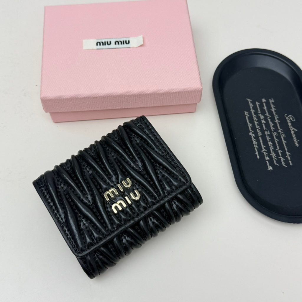 miumiu ミウミウ パスポートケース ファンシーパスポート シルバーロゴ 黒 - 画像 2