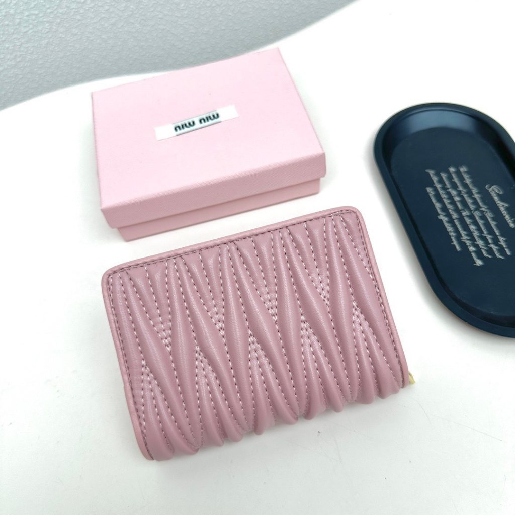 Miu Miu ミウミウ 折り財布 ファスナー チェーン 本革仕様 ピンク - 画像 3