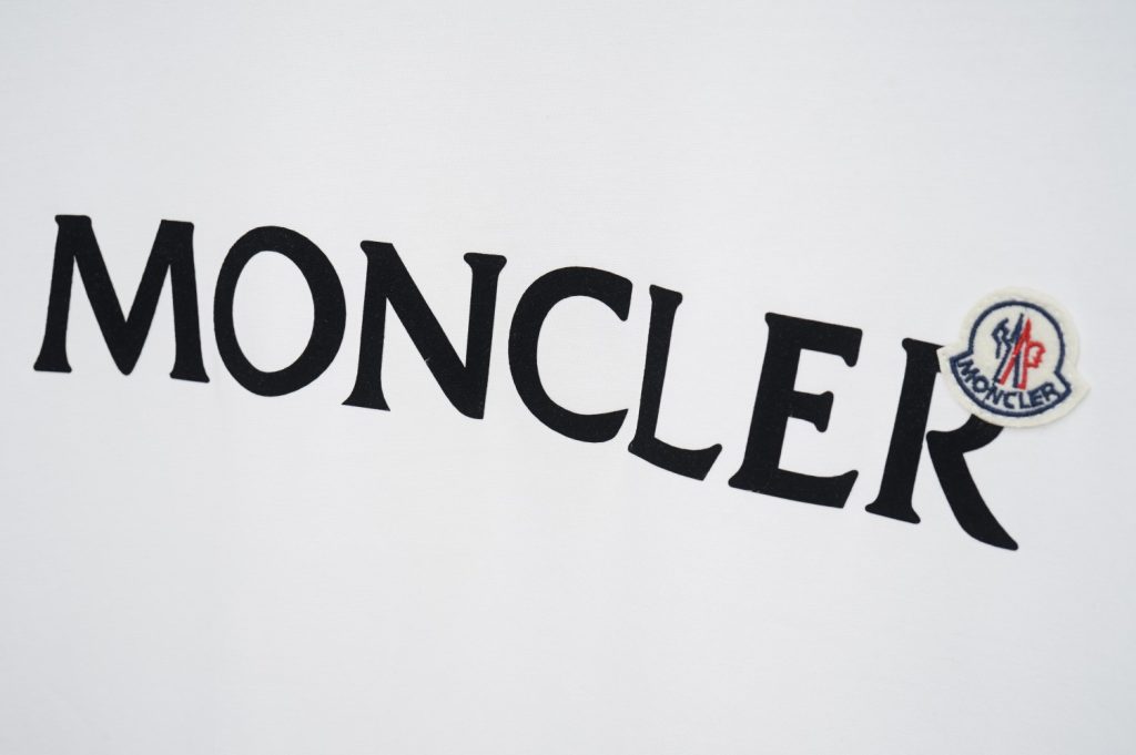 モンクレール　MONCLER　半袖シャツ　プリントシャツ　クルーネックシャツ　ブラック　ホワイト　レッド　グリーン　ブルー　メンズシャツ　Tシャツ　2色 - 画像 5